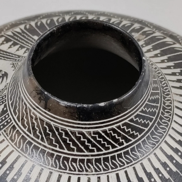 Beautiful Navajo Pottery Etched Seed Pot by Myron Charley With Inlaid Turquoise - Picture 10 of 12